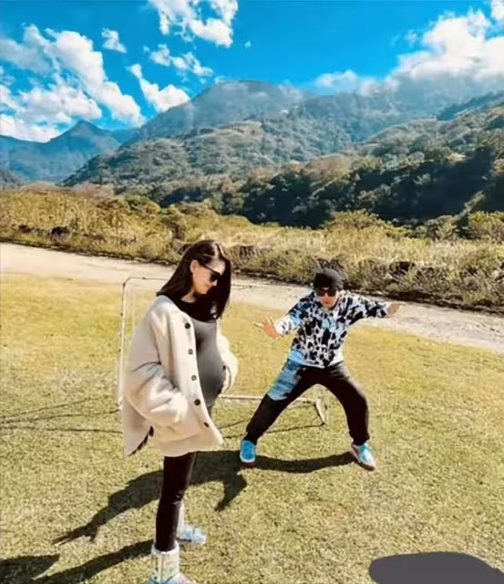 周杰倫帶妻子遊玩身體好轉，昆凌準備迎接月子，預產期6月份