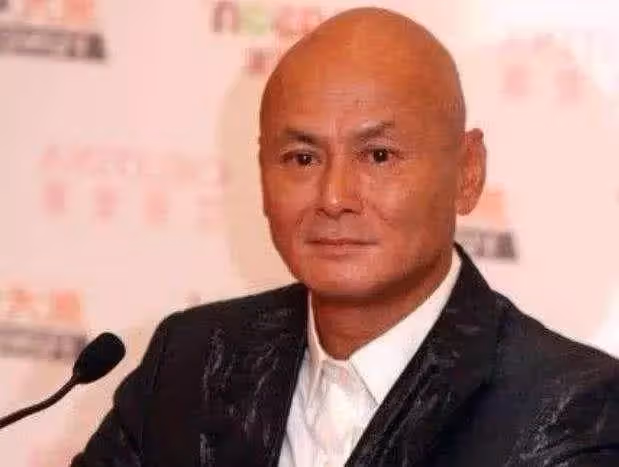 66歲劉家輝「臥病在床」被妻子捲走財產「劉德華探望時含淚承諾」不會放棄他