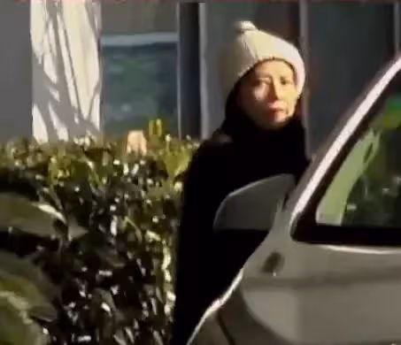 高圓圓千里探班趙又廷，皮膚松垮浮腫顯老，法令紋太搶鏡，網友：女神也老了