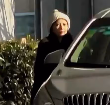 高圓圓千里探班趙又廷，皮膚松垮浮腫顯老，法令紋太搶鏡，網友：女神也老了