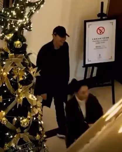 高圓圓千里探班趙又廷，皮膚松垮浮腫顯老，法令紋太搶鏡，網友：女神也老了