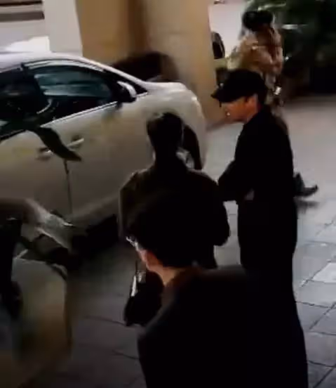 高圓圓千里探班趙又廷，皮膚松垮浮腫顯老，法令紋太搶鏡，網友：女神也老了