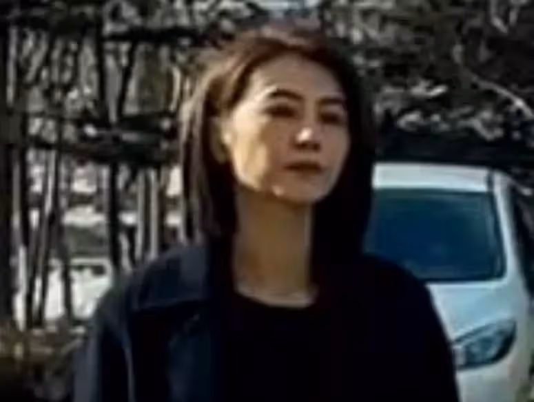 高圓圓千里探班趙又廷，皮膚松垮浮腫顯老，法令紋太搶鏡，網友：女神也老了