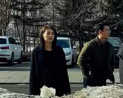 高圓圓千里探班趙又廷，皮膚松垮浮腫顯老，法令紋太搶鏡，網友：女神也老了