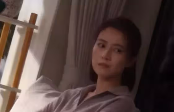 高圓圓千里探班趙又廷，皮膚松垮浮腫顯老，法令紋太搶鏡，網友：女神也老了