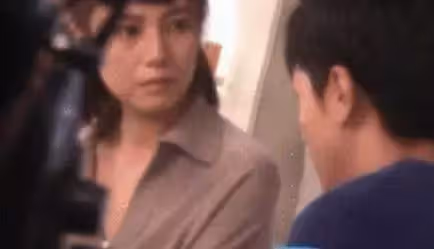 高圓圓千里探班趙又廷，皮膚松垮浮腫顯老，法令紋太搶鏡，網友：女神也老了