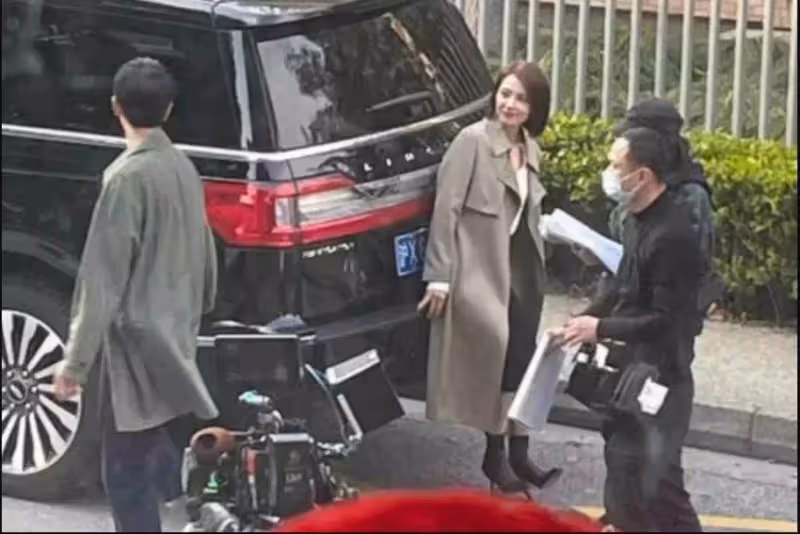 高圓圓千里探班趙又廷，皮膚松垮浮腫顯老，法令紋太搶鏡，網友：女神也老了