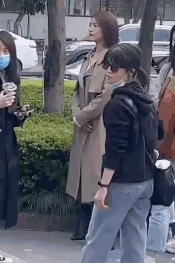 高圓圓千里探班趙又廷，皮膚松垮浮腫顯老，法令紋太搶鏡，網友：女神也老了