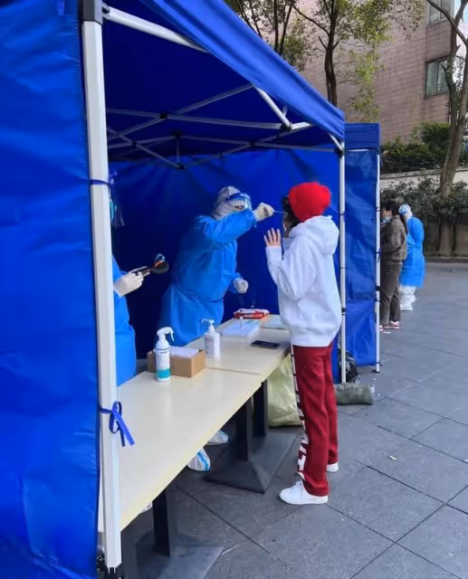 彭于晏暖心與志願者合照，劉嘉玲現身上海做核算，手機擺放惹爭議