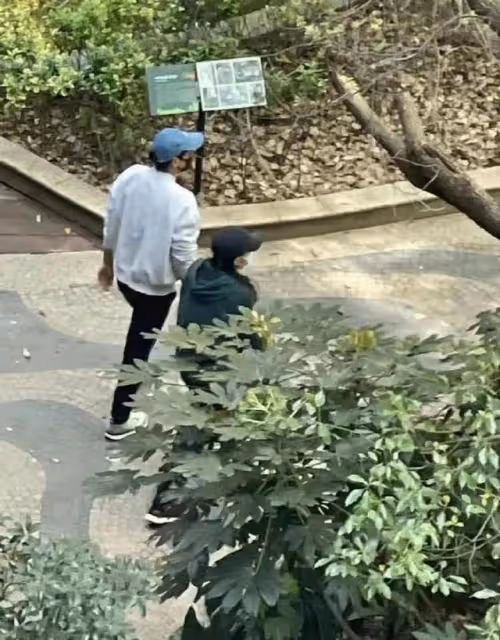 彭于晏暖心與志願者合照，劉嘉玲現身上海做核算，手機擺放惹爭議