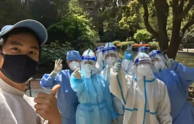 彭于晏暖心與志願者合照，劉嘉玲現身上海做核算，手機擺放惹爭議