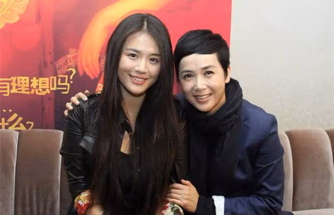 馬思純被曝去英國待產,熊腰虎背像孕婦,男友貼心陪護在左右