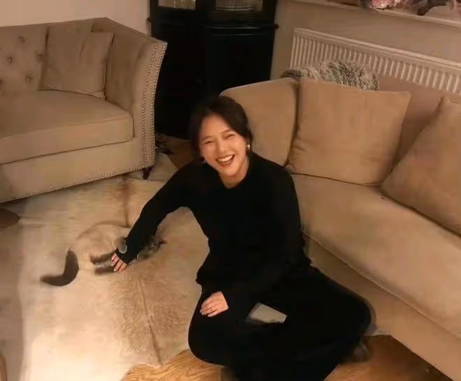 馬思純被曝去英國待產，熊腰虎背像孕婦，男友貼心陪護在左右