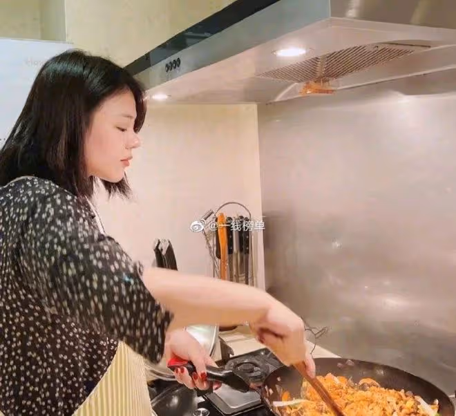 馬思純被曝去英國待產，熊腰虎背像孕婦，男友貼心陪護在左右