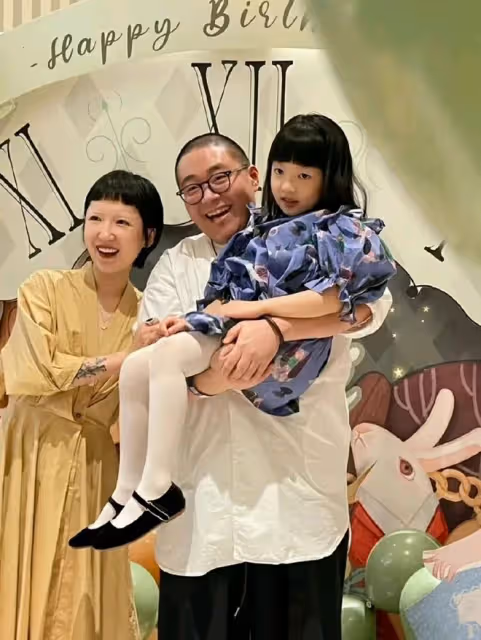 童星郝邵文女友比他小2歲,內地人離異有7歲女兒,男方定居杭州