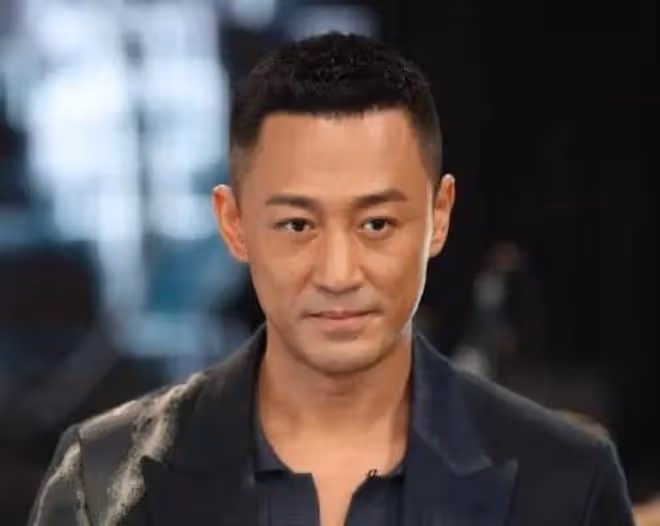 林峯一家出行,女兒突然衝出馬路太驚險,正面照首曝光大眼像爸
