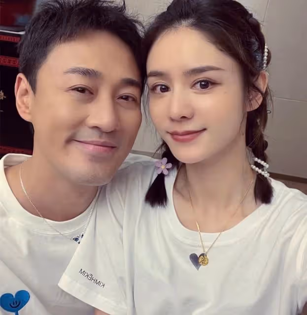 林峯一家出行,女兒突然衝出馬路太驚險,正面照首曝光大眼像爸
