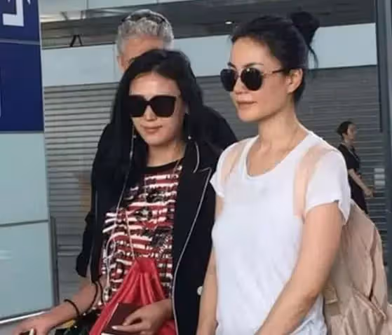 王菲素顏現身街頭,50歲了一點不顯老,氣質還如20歲少女般