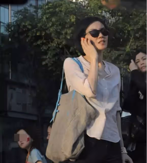 王菲素顏現身街頭,50歲了一點不顯老,氣質還如20歲少女般