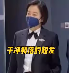 67歲林青霞畫廊被偶遇,短髮烏黑茂密,一身西裝乾淨優雅,「英姿颯爽」與以往的形象大相徑庭