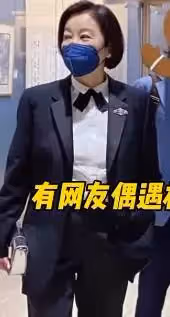 67歲林青霞畫廊被偶遇,短髮烏黑茂密,一身西裝乾淨優雅,「英姿颯爽」與以往的形象大相徑庭