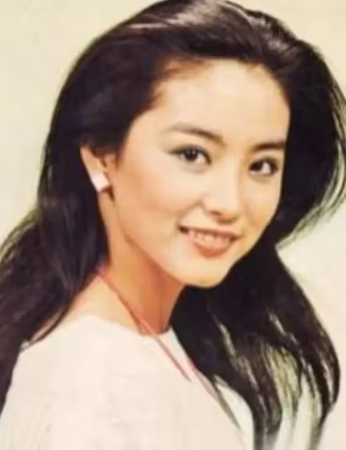 67歲林青霞畫廊被偶遇,短髮烏黑茂密,一身西裝乾淨優雅,「英姿颯爽」與以往的形象大相徑庭