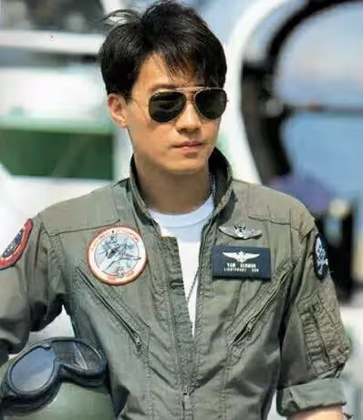 四大天王穿軍裝,黎明的飛行員,郭富城的民國照,都沒有劉德華帥
