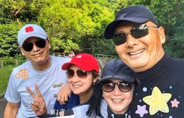「楊康」苗僑偉近況曝光，63歲似年輕小夥，與比他大3歲的周潤發同框像兩代人，網「更顯成熟穩重」