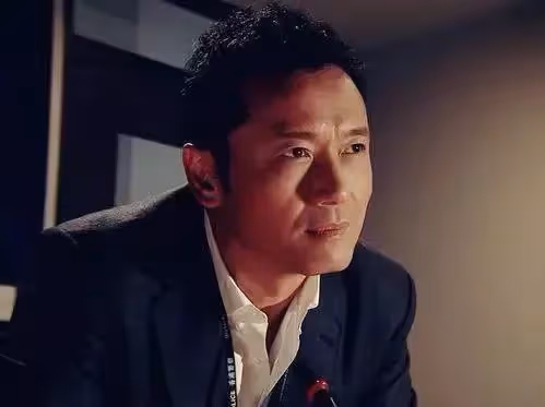 「楊康」苗僑偉近況曝光,63歲似年輕小夥,與比他大3歲的周潤發同框像兩代人,網「更顯成熟穩重」