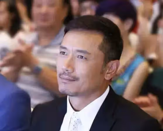 「楊康」苗僑偉近況曝光,63歲似年輕小夥,與比他大3歲的周潤發同框像兩代人,網「更顯成熟穩重」