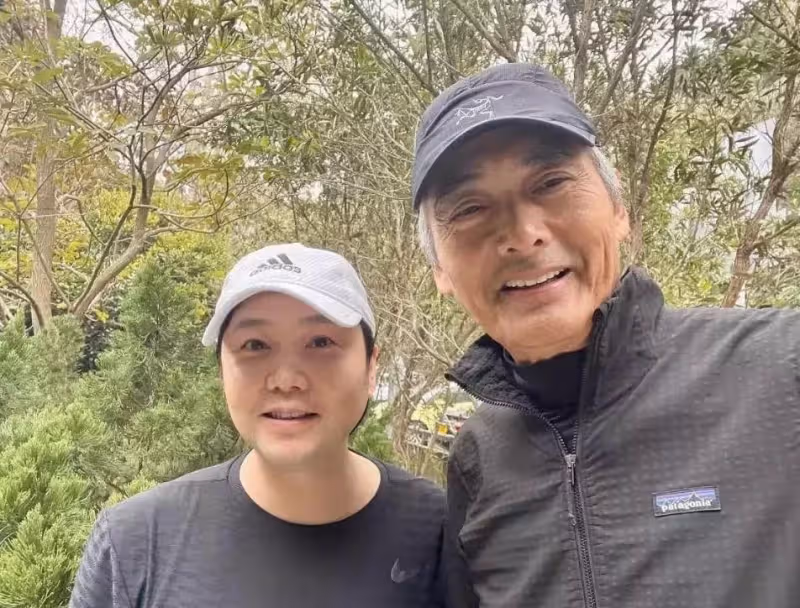 周潤發近照曝光久違露面，「滿頭銀髮」皺紋深重，看上去有點憔悴「顯老」，網友：發哥照顧好自己