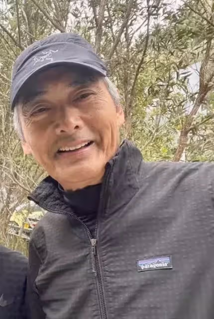 周潤發近照曝光久違露面，「滿頭銀髮」皺紋深重，看上去有點憔悴「顯老」，網友：發哥照顧好自己