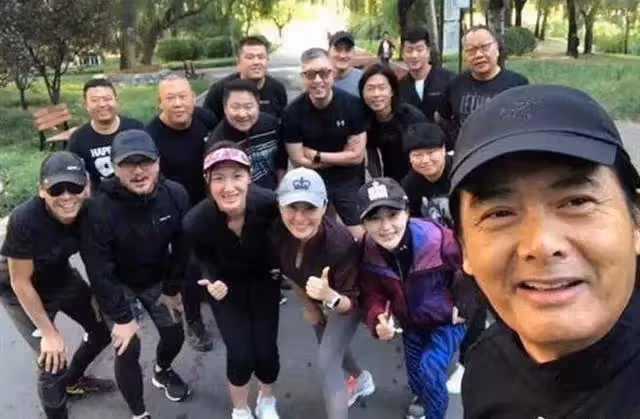 周潤發近照曝光久違露面，「滿頭銀髮」皺紋深重，看上去有點憔悴「顯老」，網友：發哥照顧好自己