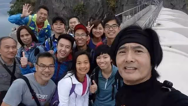 周潤發近照曝光久違露面，「滿頭銀髮」皺紋深重，看上去有點憔悴「顯老」，網友：發哥照顧好自己