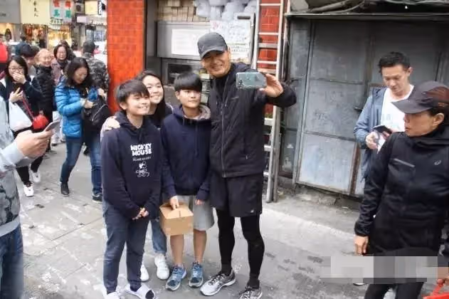 周潤發近照曝光久違露面，「滿頭銀髮」皺紋深重，看上去有點憔悴「顯老」，網友：發哥照顧好自己