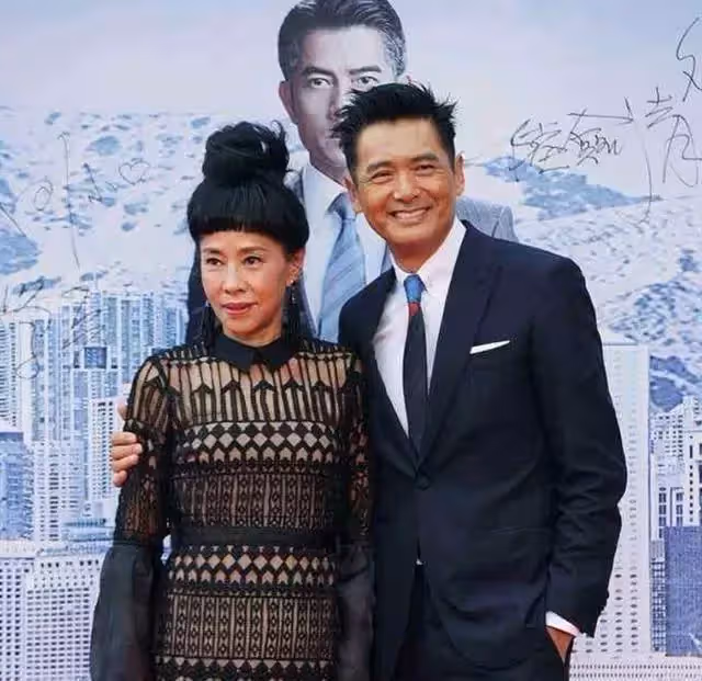 周潤發近照曝光久違露面，「滿頭銀髮」皺紋深重，看上去有點憔悴「顯老」，網友：發哥照顧好自己
