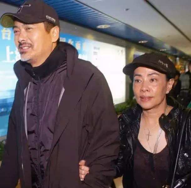 周潤發近照曝光久違露面，「滿頭銀髮」皺紋深重，看上去有點憔悴「顯老」，網友：發哥照顧好自己