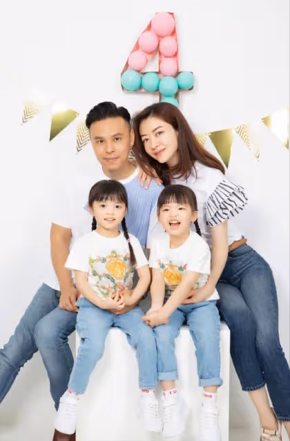可愛！41歲知名模特雙胞胎女兒過4歲生日，一個好靜一個好動