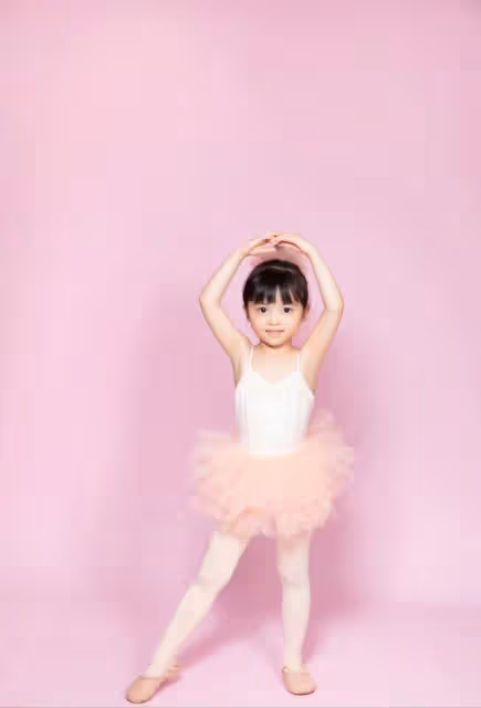 可愛！41歲知名模特雙胞胎女兒過4歲生日，一個好靜一個好動