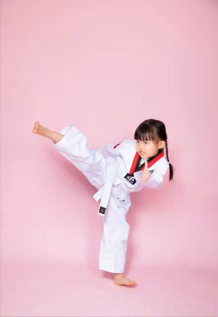 可愛！41歲知名模特雙胞胎女兒過4歲生日，一個好靜一個好動