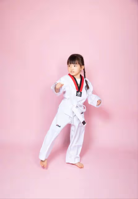 可愛！41歲知名模特雙胞胎女兒過4歲生日，一個好靜一個好動