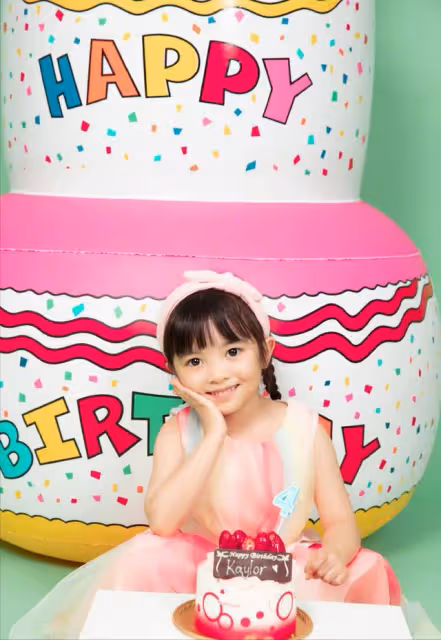 可愛！41歲知名模特雙胞胎女兒過4歲生日，一個好靜一個好動