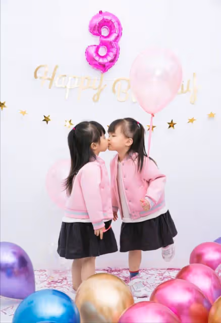 可愛!41歲知名模特雙胞胎女兒過4歲生日,一個好靜一個好動