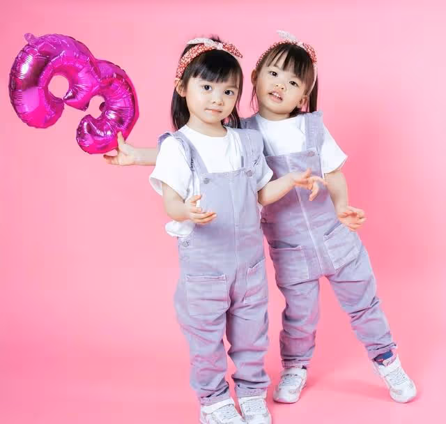 可愛!41歲知名模特雙胞胎女兒過4歲生日,一個好靜一個好動