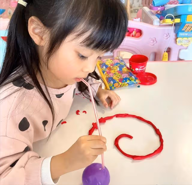 可愛!41歲知名模特雙胞胎女兒過4歲生日,一個好靜一個好動