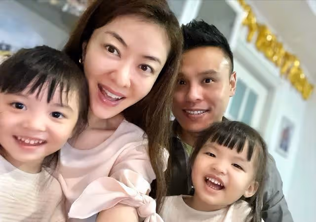 可愛!41歲知名模特雙胞胎女兒過4歲生日,一個好靜一個好動