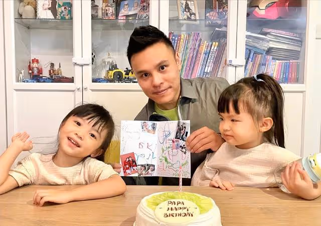 可愛!41歲知名模特雙胞胎女兒過4歲生日,一個好靜一個好動