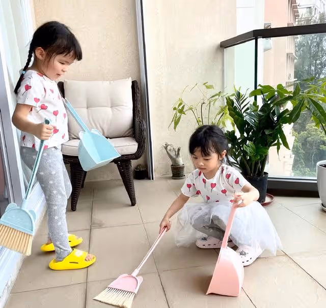 可愛!41歲知名模特雙胞胎女兒過4歲生日,一個好靜一個好動