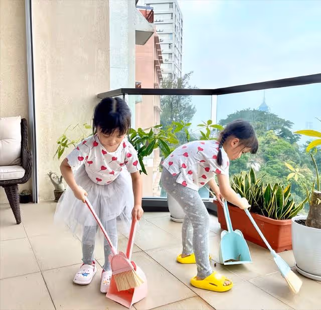 可愛!41歲知名模特雙胞胎女兒過4歲生日,一個好靜一個好動