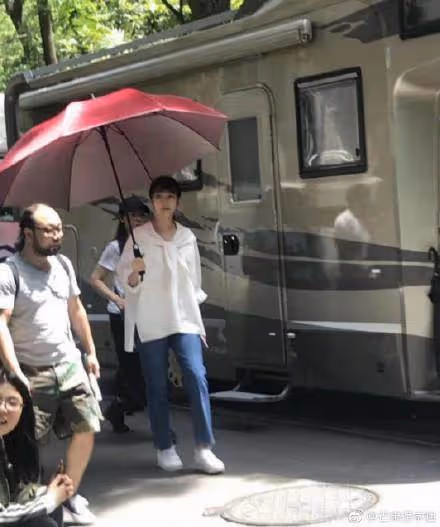 51歲溫碧霞出席活動,讓助理全程跪著打傘,沒教養的本質暴露了